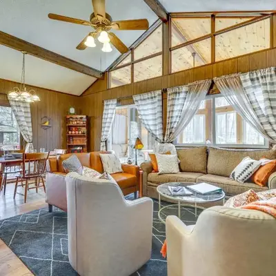 Cozy Pocono Lake Cottage with Fire Pit and Ping Pong!