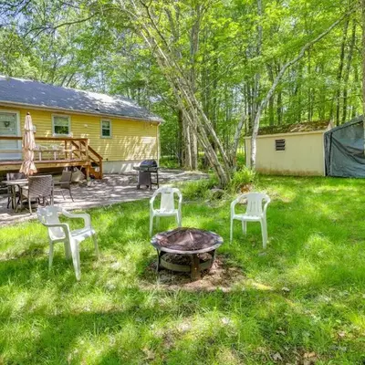 Pet-Friendly Pocono Lake Cabin with Community Pool!