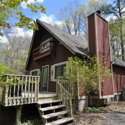 Chalet Retreat w/ Hot Tub