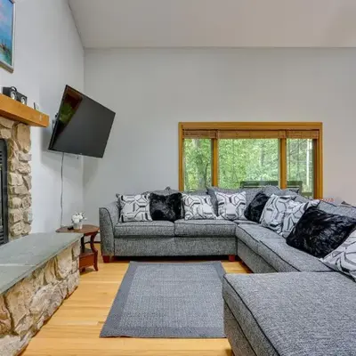 Bushkill Home with Access to Pools and Tennis Courts!