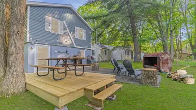 a backyard with a picnic table and a grill at Wally's House in Hawley
