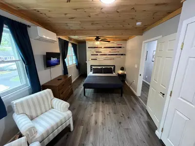 aurymite living room with a bed and a couch at Wally's House in Hawley