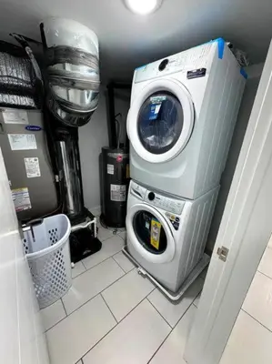 a washer and dryer in a small room at Yanne's Place - Philabundance Views in Philadelphia