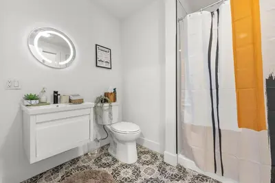 a bathroom with a toilet and a sink and a shower at Elegant Bd,EWR AIRPT,Nyc, Free Pkng, Prudential CNTR, American Dream Mall in Elizabeth