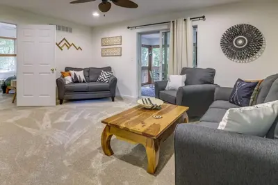 a living room with couches and a coffee table at Mango Mountain House Pocono in Albrightsville