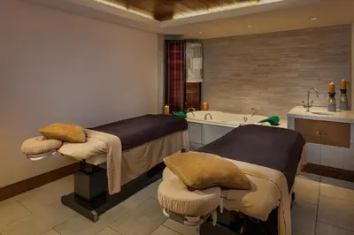 a hospital room with two beds and a bathtub at Bear Creek Mountain Resort in Breinigsville