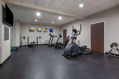 a gym with treadmills and exercise bikes in a room at Comfort Inn Philadelphia International Airport West in Chester