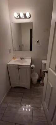 a bathroom with a sink and a mirror at willoughby inn in Newark