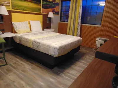 a bedroom with a large bed in a room at THE GOLFERS INN in Upper Darby