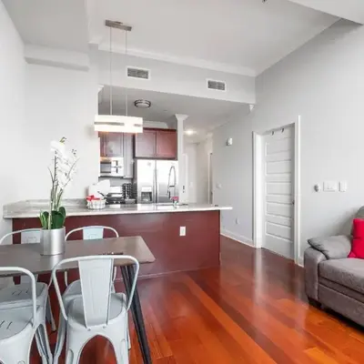 Grand 1BR with Rooftop Pool & Gym