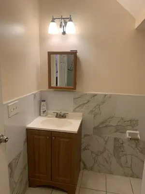 a bathroom with a sink and a mirror at The Green Place of Newark in Newark