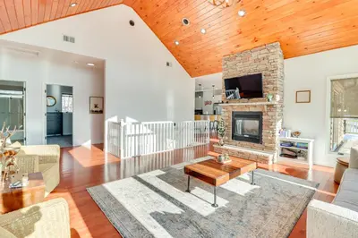 Gallery image of Deck and Lake View Spacious Long Pond Home! in Long Pond