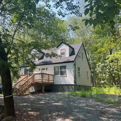 The Flying Dutchman Cottage in amenities filled Masthope community Ski Big Bear