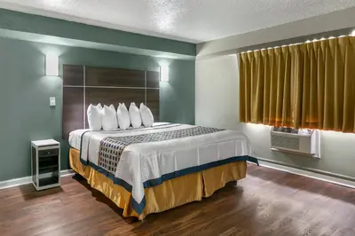 a bedroom with a large bed in a room at Knights Inn Bristol in Levittown