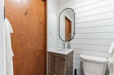 a bathroom with a sink and a mirror at Overlook Brandywine Valley in Thornton