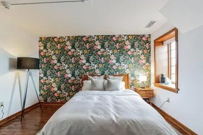 a bedroom with a large bed with a floral wallpaper at Overlook Brandywine Valley in Thornton