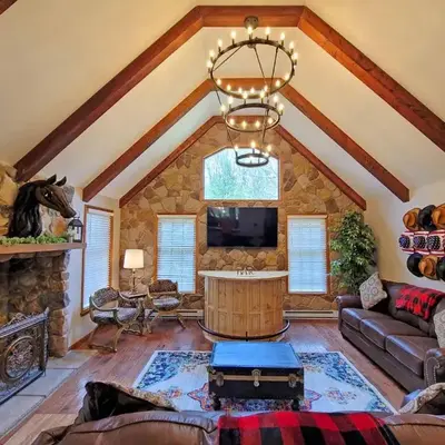 Red Rock Run - Luxury 6 BR Secluded Home with Hot Tub & Linens