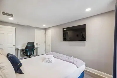 a bedroom with a bed and a tv on a wall at AF Stays - Philadelphia Callowhill in Philadelphia