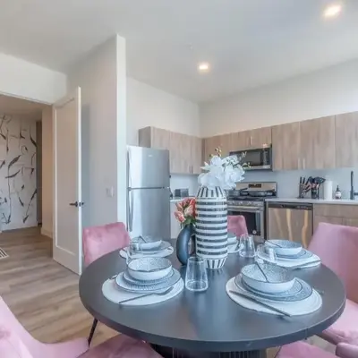 Rosy Retreat with NYC Views by the train