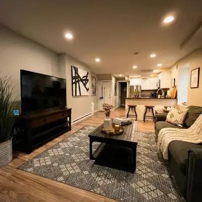 Boardwalk- large modern unit with King bed fast WIFI free coffee and easy parking