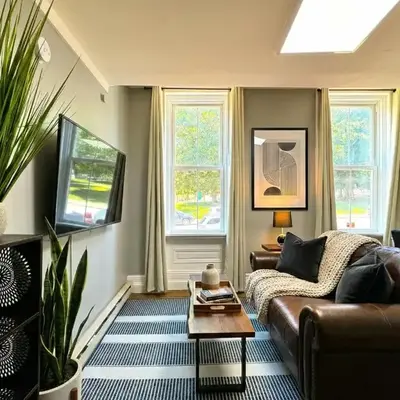 The Grayson at Park Place- cozy and fully updated with King bed free coffee and fast WIFI