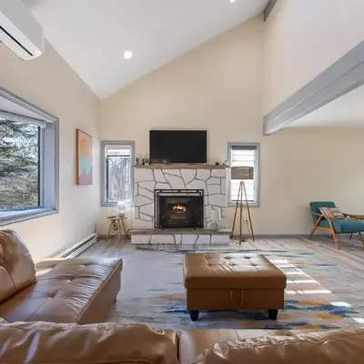 Gorgeous 5BD w Hot-Tub & Pool villa located in the middle of Pocono