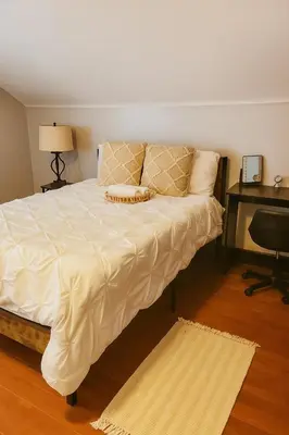 a bed in a room with a desk and a bed sidx sidx sidx at Spacious 4BR near NYC with Parking, 10min MetLife, 20min Times Sq in North Bergen
