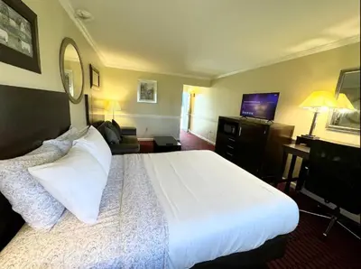 a hotel room with a large bed and a flat screen tv at Kiteville Lancaster in Strasburg