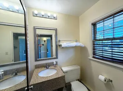 a bathroom with two sinks and a toilet and a mirror at Kiteville Lancaster in Strasburg