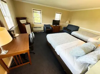 a bedroom with two beds and a desk and a desk at Kiteville Lancaster in Strasburg