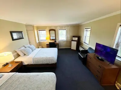 a hotel room with two beds and a flat screen tv at Kiteville Lancaster in Strasburg