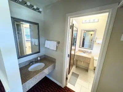 a bathroom with a sink and a mirror at Kiteville Lancaster in Strasburg