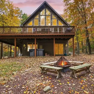Woodland Oasis by AvantStay Hot Tub Firepit Walk to Lake