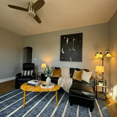 Modern cozy unit with King Bed