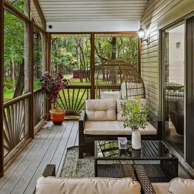Frolic on Fern by AvantStay Enclosed Deck w Forest Views Bar