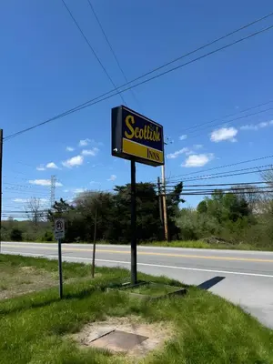 a sign for a southern inn on the side of a road at Scottish Inns - Middletown in Middletown