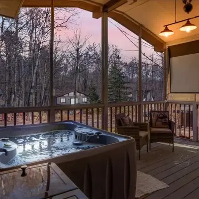 2BR Cottage with Hot Tub