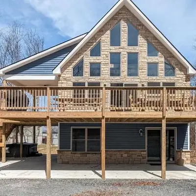 Bluejay Getaway by AvantStay Private Lake Cabin • Hot Tub Game Room Walk to Lake