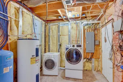 a laundry room with a washing machine and a washer at Harrisburg Retreat with 8 Mi to Hersheypark in Harrisburg