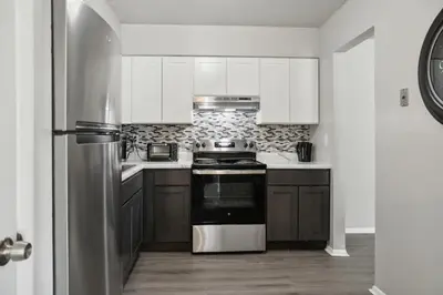a kitchen with a stove and a refrigerator at Chateau 506 Stunning In Wilmington, Free Parking! in Wilmington