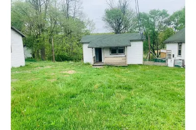 a small house in the middle of a yard at Werry's Cottages and Pub By OYO East Stroudsborg - Weekly Stays in East Stroudsburg