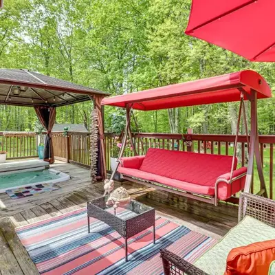 Long Pond Home with Hot Tub about 8 Mi to Kalahari!