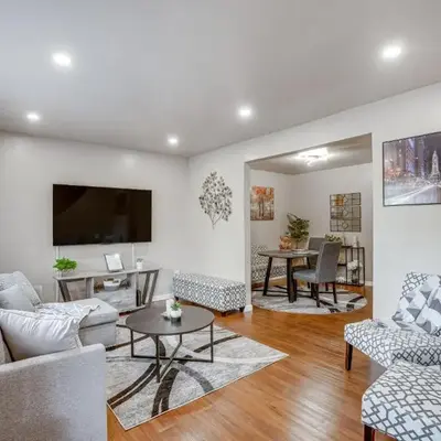 Walk to Mall and Train Station! Philly Suburb Stay