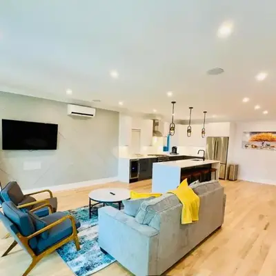 Huge 2000 sqft Luxury & Stylish Condo minutes to New York