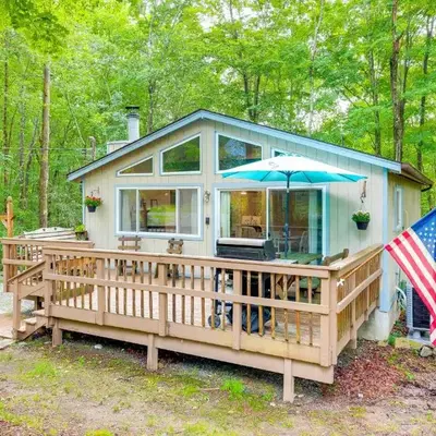 Deck and Fire Pit Pet-Friendly Pocono Lake Abode!