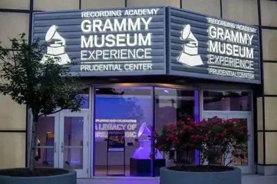 a building with a sign that reads grimmmy museum experience at 2 Days Stay Get 40 percent OFF for, Sleeps 6 & 2 Queen in Newark