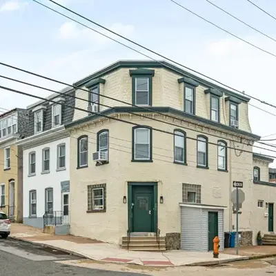 Large Bi-level Apartment in Heart of Manayunk