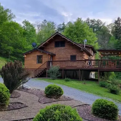Secluded Mountain Lodge Near Williamsport with a Fireplace