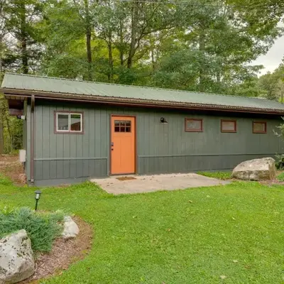 Pet-Friendly Deluxe Cabin F with Grill in Hillsgrove