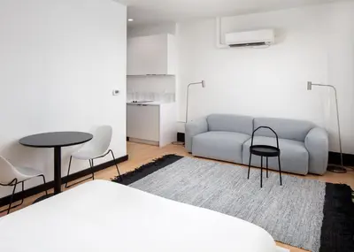 a bedroom with a couch and a table and chairs at Kasa The Niche University City Philadelphia in Philadelphia